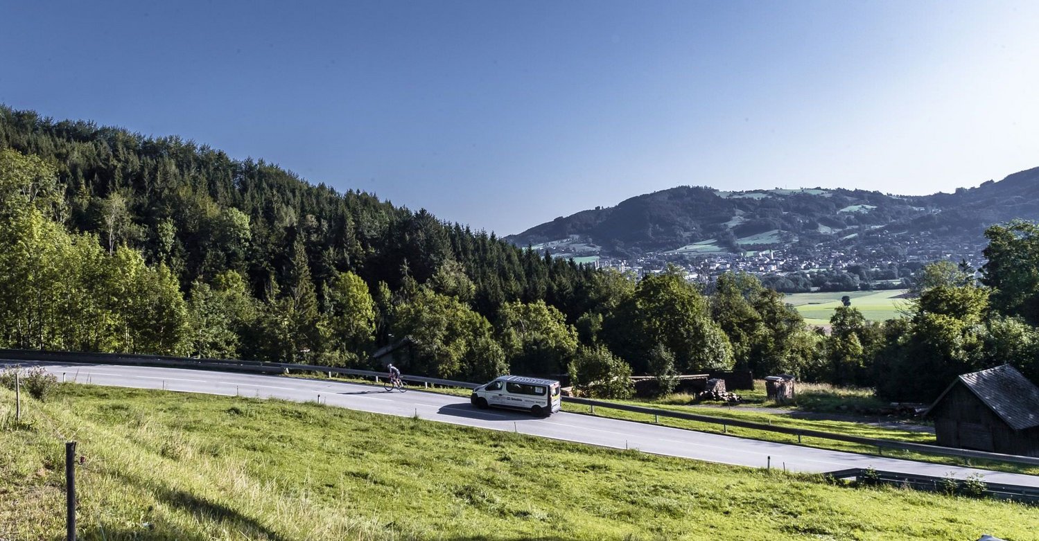 Ein Extremradfahrer fährt auf der Strecke der Race Around Austria CHALLENGE bei Sonnenschein. 