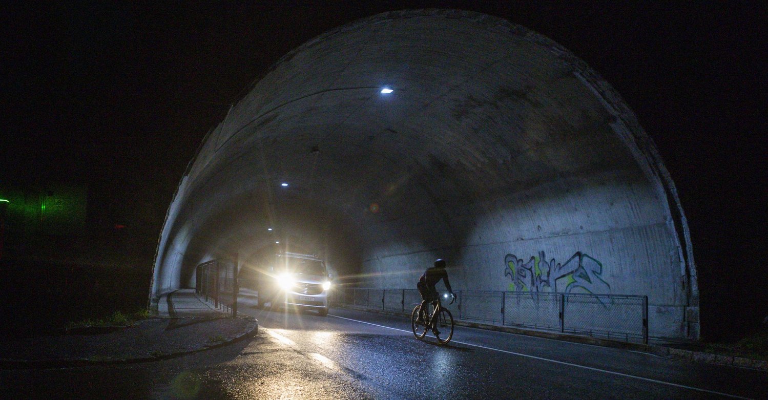 Radfahrer beim Race Around Austria fährt aus einem Tunnel bei Nacht
