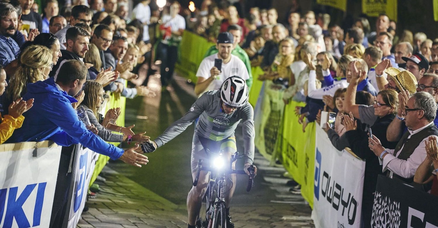 Zieleinfahrt durch den Zielkanal beim Race Around Austria