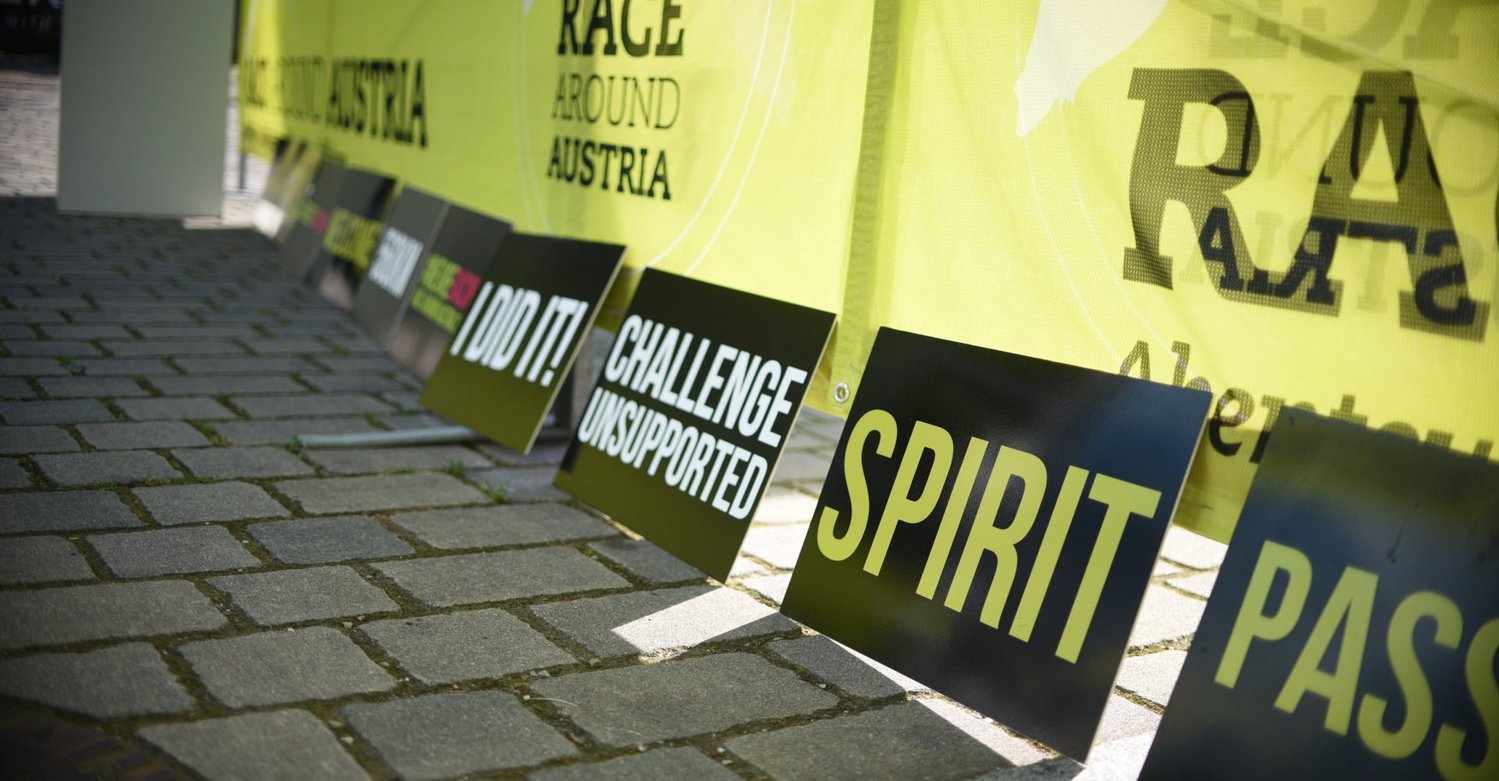Schilder für die Kamera beim Race Around Austria