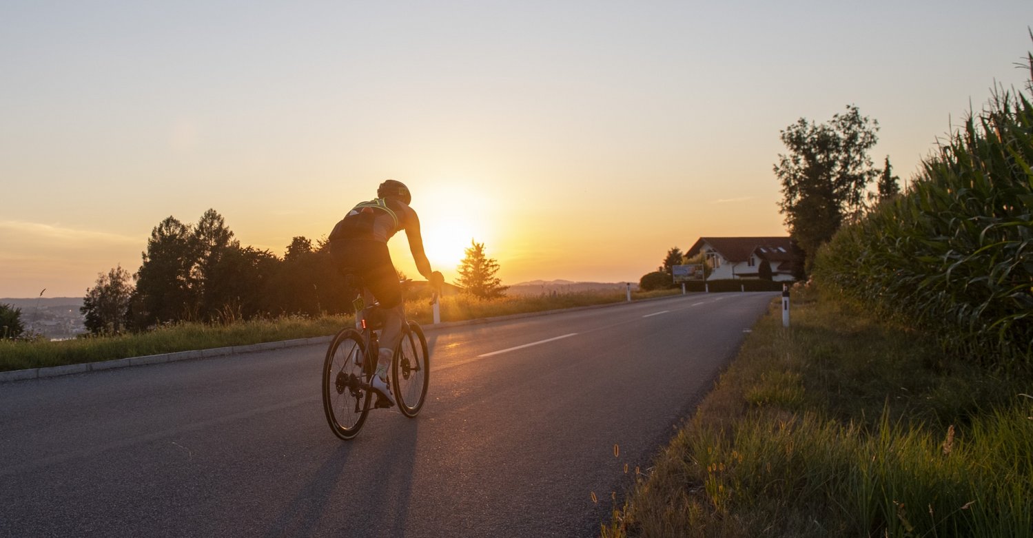 Teilnehmer der CHALLENGE UNSUPPORTED fährt in den Sonnenuntergang