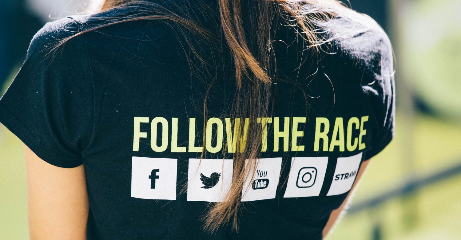 T-Shirt mit Aufschrift Follow the Race.