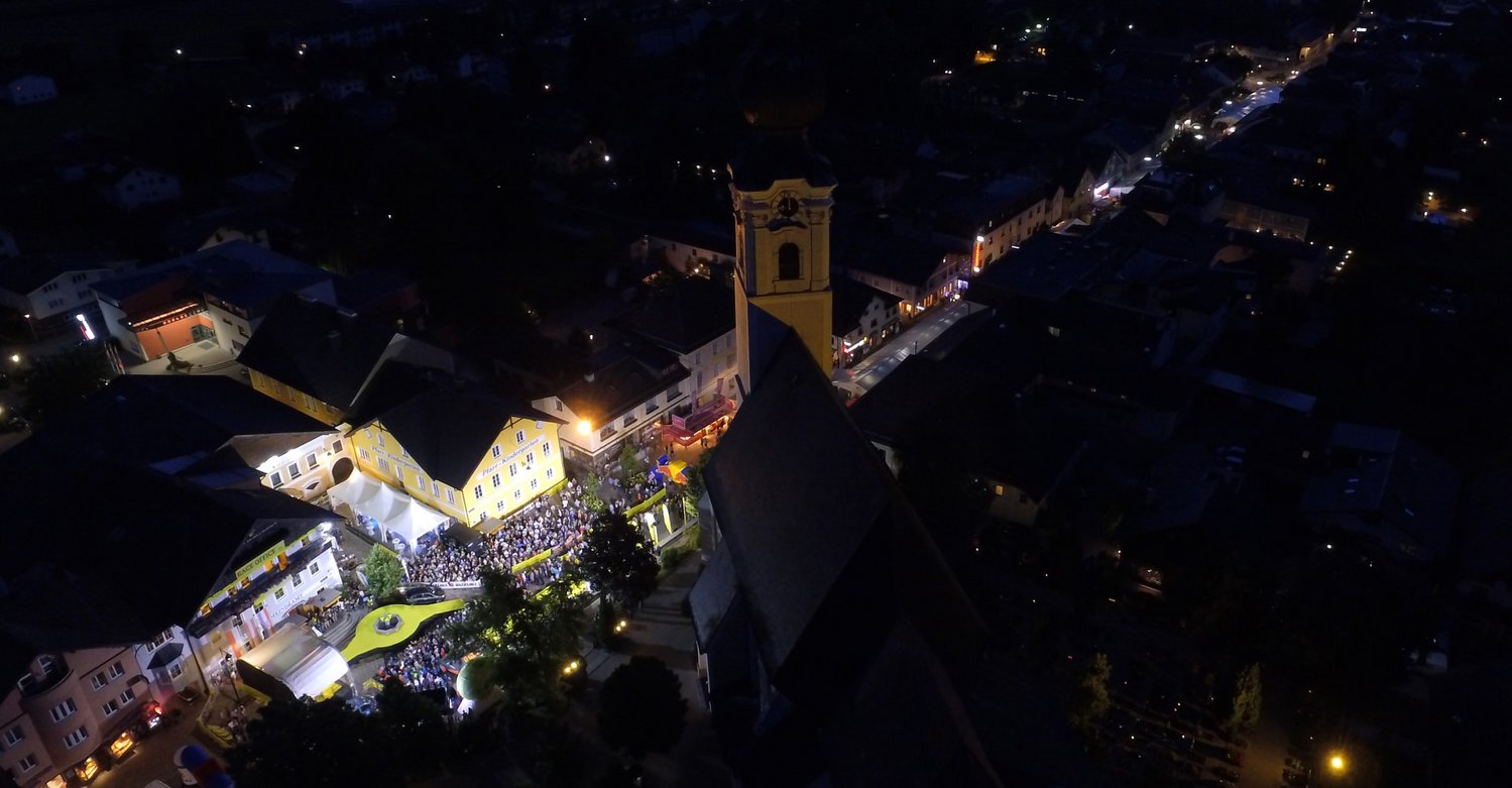 Die letzten Meter des Race Around Austria bei Nacht mit 5000 Zusehern, fotografiert aus der Luft. 