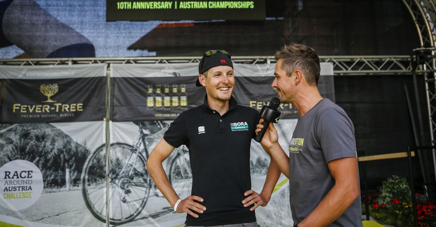 Lukas Pöstlberger vom UCI-Team Bora-hansgrohe auf der Bühne des Race Around Austria