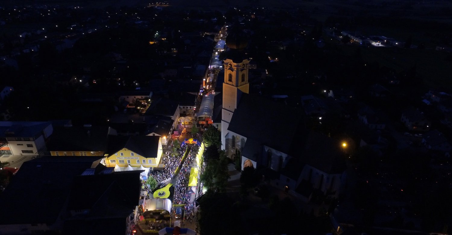 Die letzten Meter des Race Around Austria aus der Luft bei Nacht. 